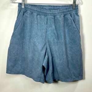 Lululemon Men’s light blue lined athletic shorts size medium